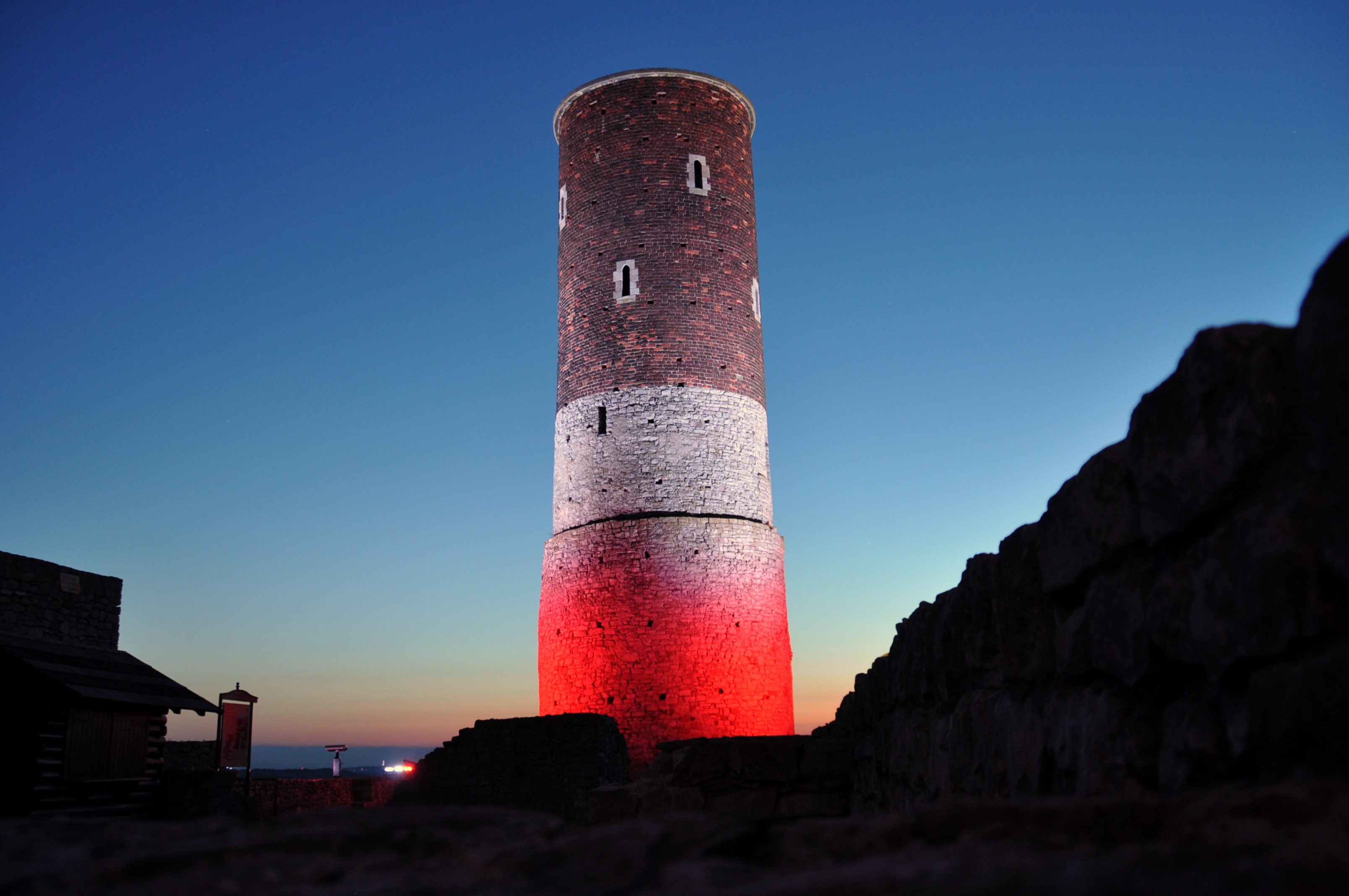 Zamek Królewski w Chęcinach w biało-czerwonych barwach 